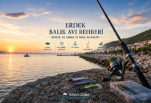 Erdek balık avı rehberi. Gün batımında Erdek sahilinde spin kamışı ve balıkçılık ekipmanlarıyla hazırlanan kapak görseli.