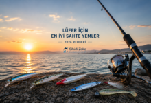 Lüfer için en iyi sahte yemler rehberi. Gün batımında spin kamışı ve farklı sahte yemlerle hazırlanan kapak görseli.